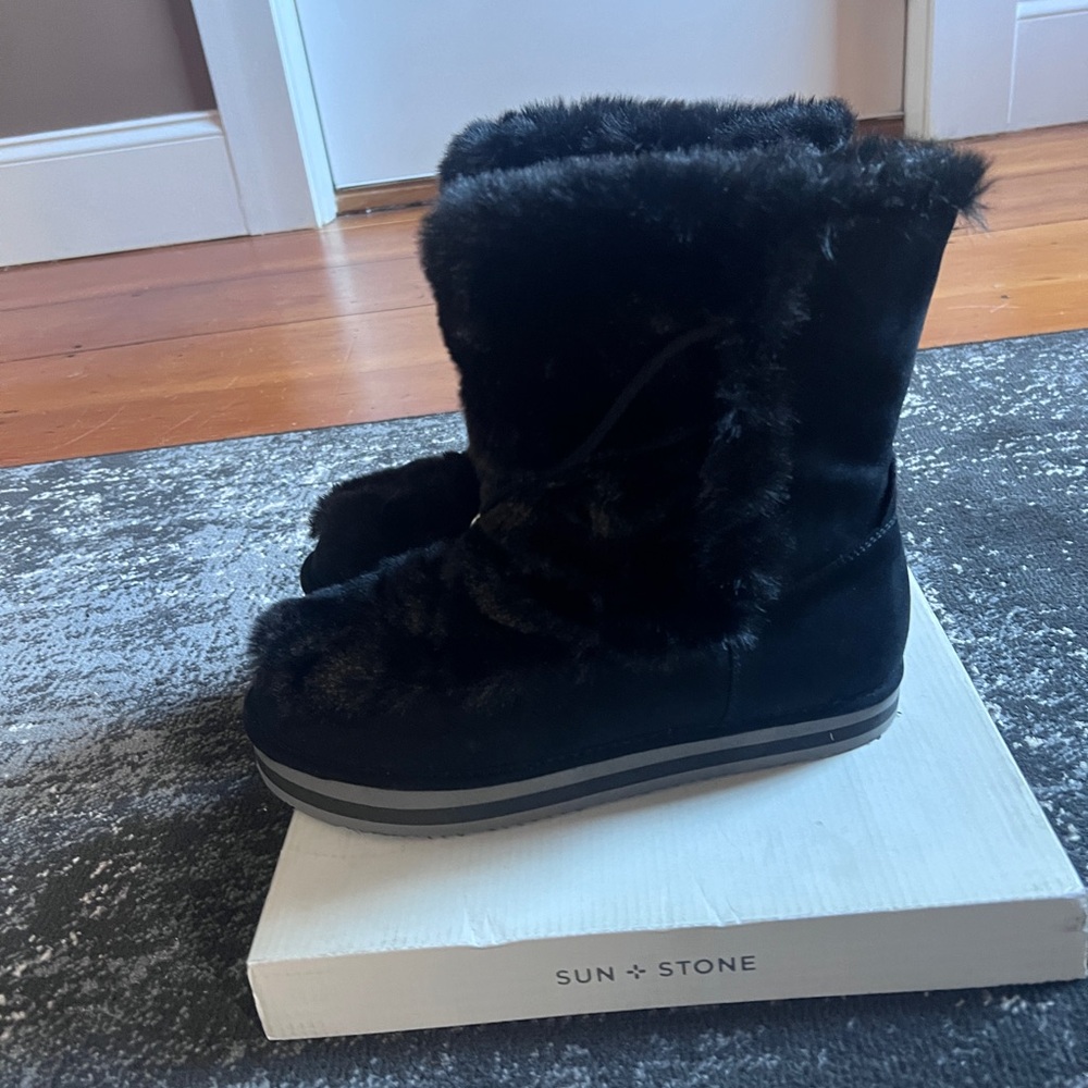 Worn once, too small. Size 10 faux fur boots.